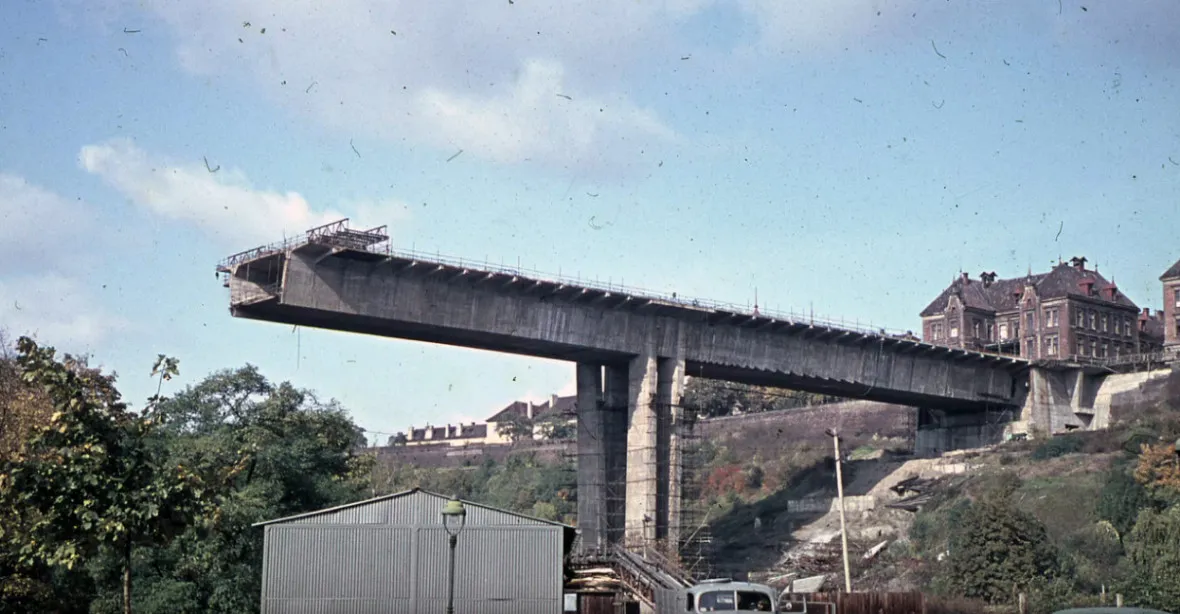 VIDEO: Nuselský most oslavil 45. výročí. Podívejte se, jak ho dělníci stavěli
