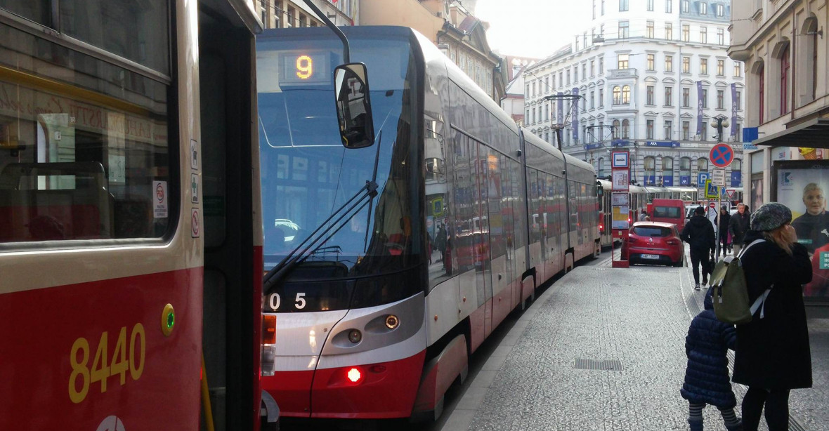 V Praze kolabuje tramvajová doprava, důvodem je prasklá kolej v centru