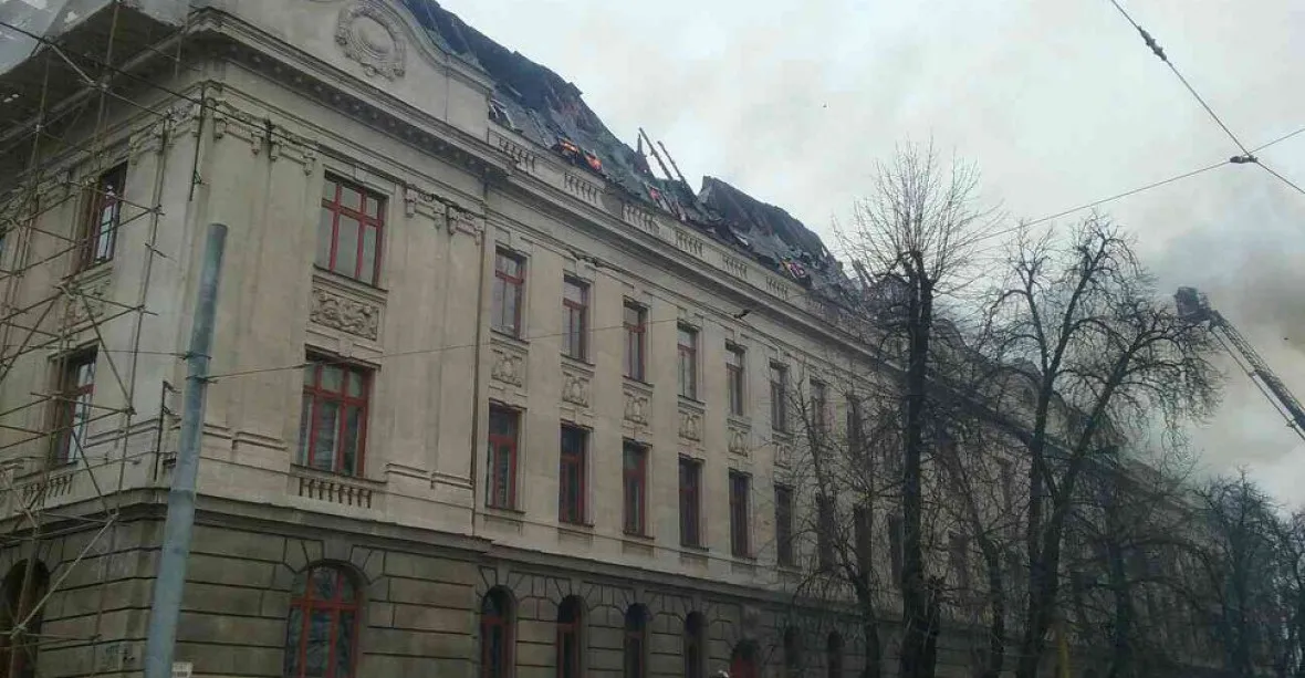 V centru Košic hoří daňový úřad. Úředníci museli utéct