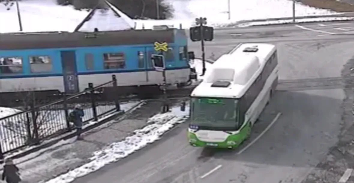 VIDEO: Drsný hazard se životy. Řidič autobusu vjel před přijíždějící vlak