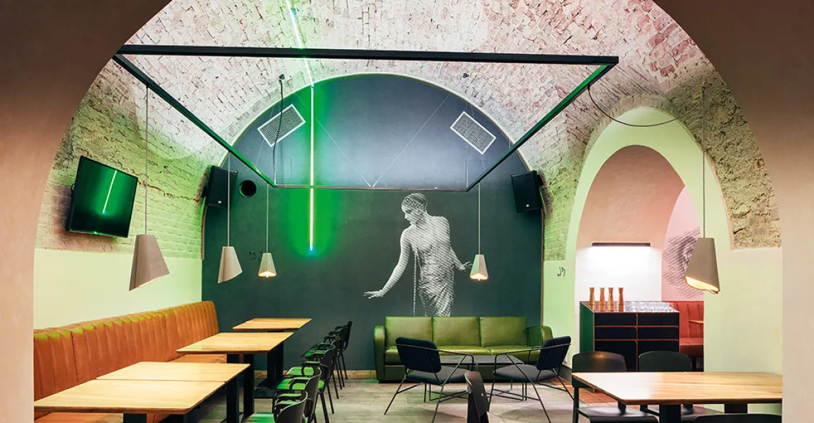 Café Elektric. Architekti rozehráli témata odkazující na život „Saši“ Kolowrata