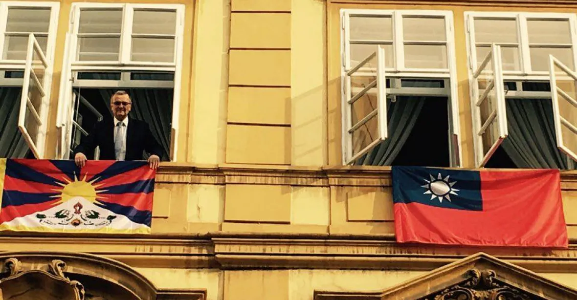 Tibetské vlajky vyvěsily kraje i TOP 09, Praha odmítla