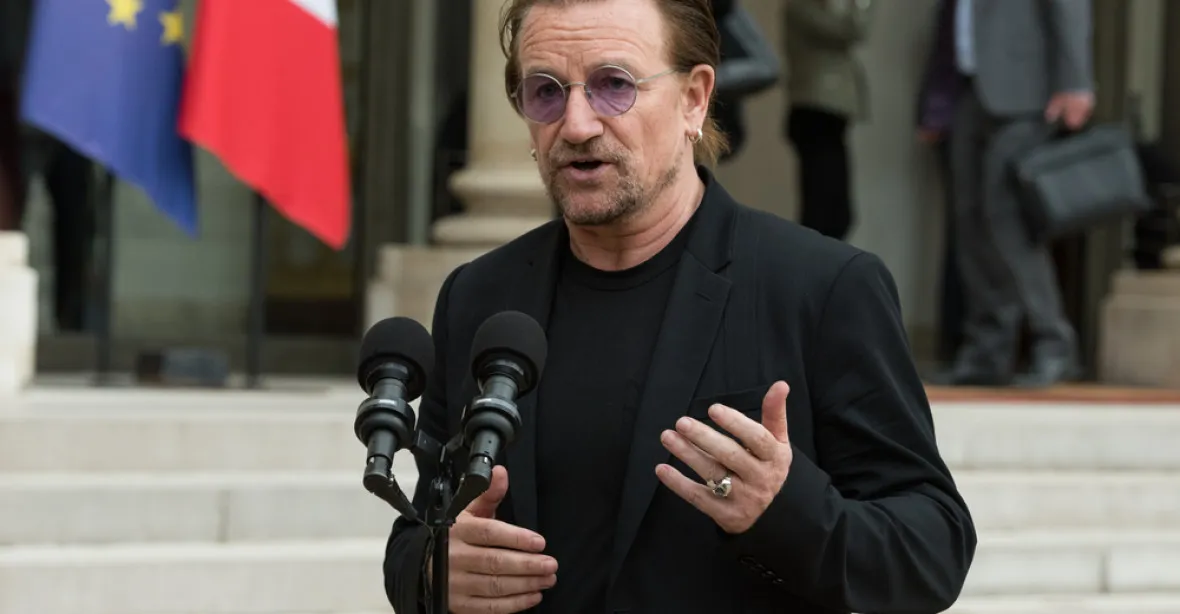 Zuřím a lituji, vzkázal zpěvák U2 Bono. Jeho charita šikanovala zaměstnance