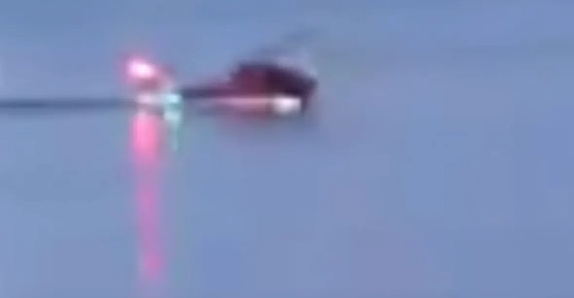 VIDEO: Do řeky v New Yorku spadl vrtulník, pět lidí zemřelo