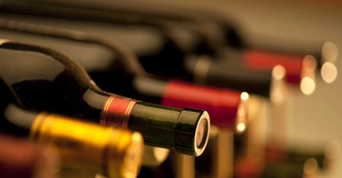 Vinný podvod: Místo značkového vína bylo v lahvích jen obyčejné stolní, prodaly se miliony litrů