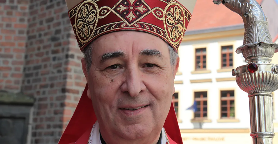 Zeman udělí státní vyznamenání apoštolskému nunciovi Leanzovi