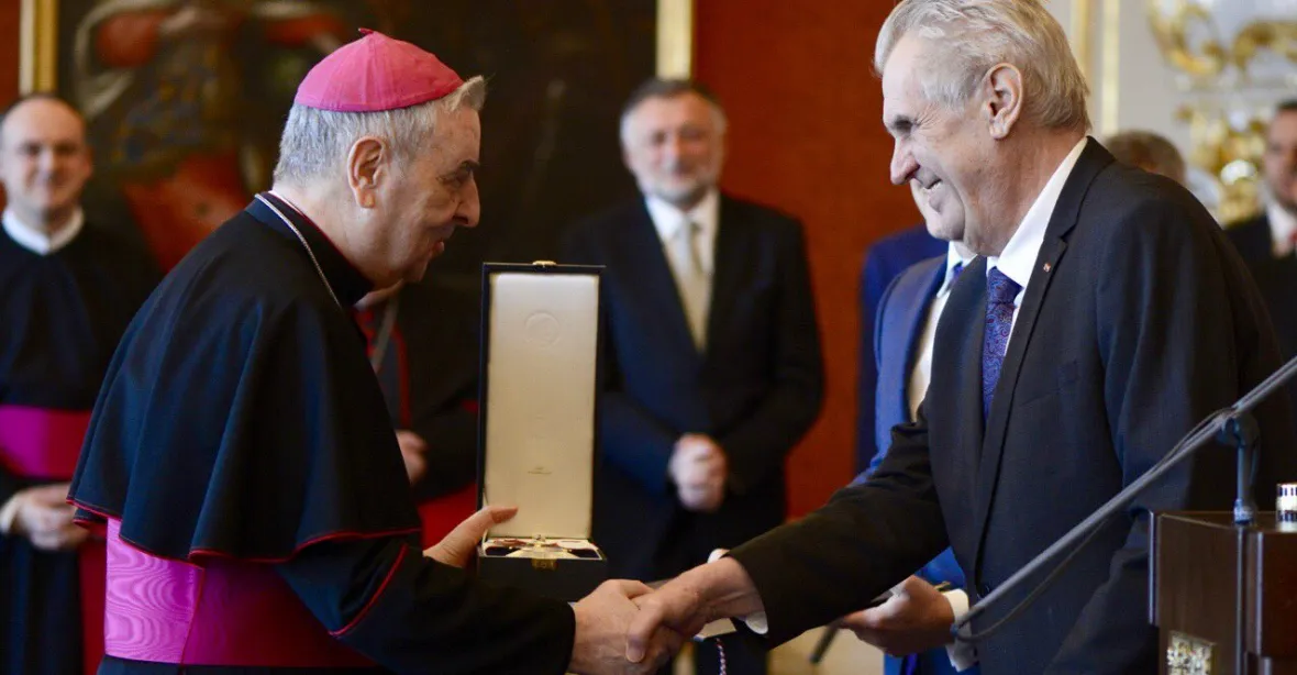 Prezident Zeman udělil papežskému nunciovi Leanzovi Řád T. G. Masaryka