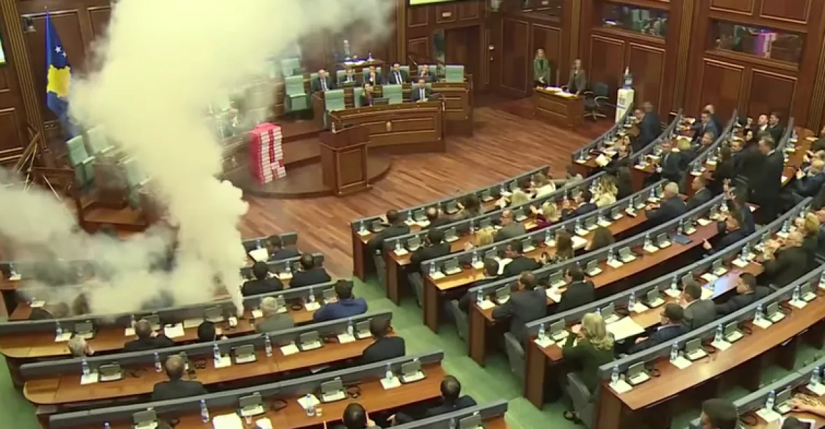 VIDEO: Opoziční poslanci zablokovali jednání parlamentu slzným plynem