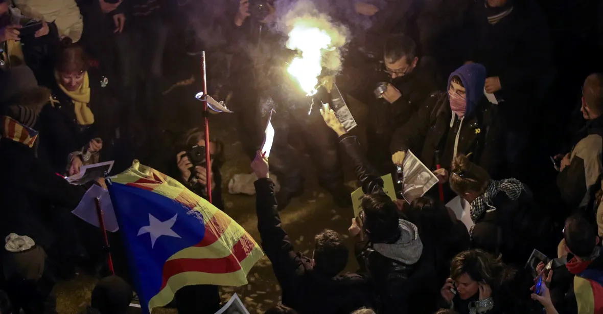 Pálení obrazů krále i střet s policií. Při protestech v Barceloně bylo zraněno 20 lidí