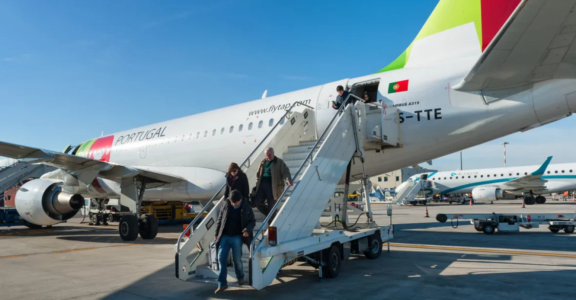 Přes sto cestujících uvízlo ve Stuttgartu kvůli opilému pilotovi Air Portugal