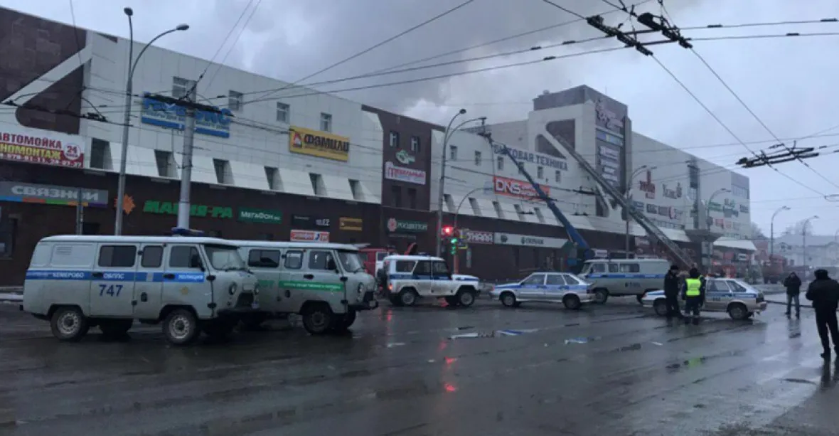 Požár v ruském obchodním centru má přes 60 obětí, mezi nimi mnoho dětí