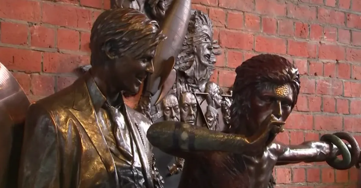 První socha Davida Bowieho stojí ve městě, kam poprvé přistál Ziggy Stardust