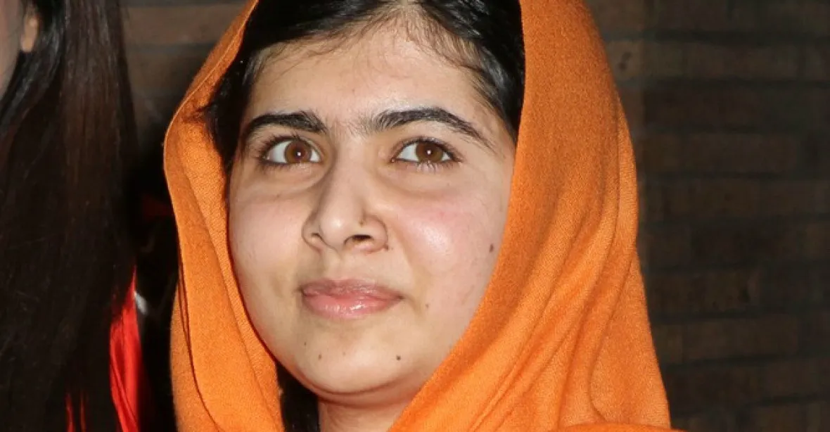 Malala Júsufzaiová se poprvé po útoku vrátila do vlasti. Měla slzy v očích