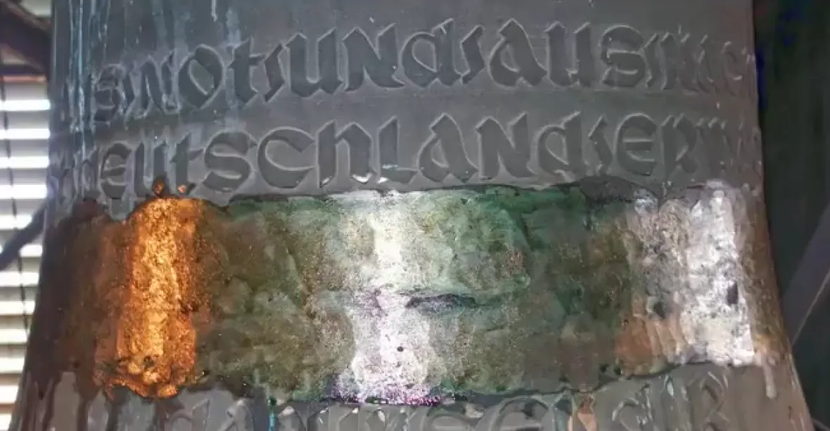 Jarní úklid v Německu: Odemkli si kostel a vymazali hákový kříž z „Hitlerova zvonu“