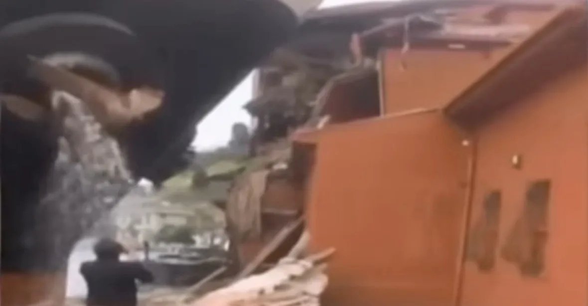 VIDEO: Do historické budovy v Bosporu narazil tanker