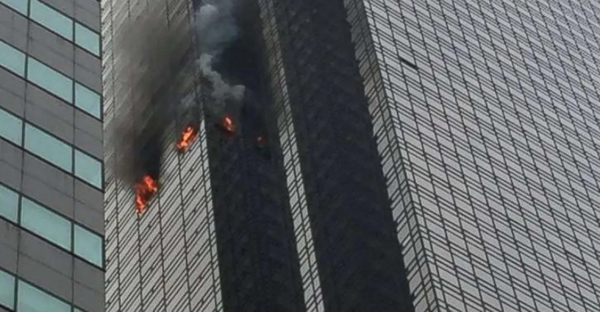 Požár v Trumpově věžáku si vyžádal jednu oběť. Prezident ve své kanceláři nebyl