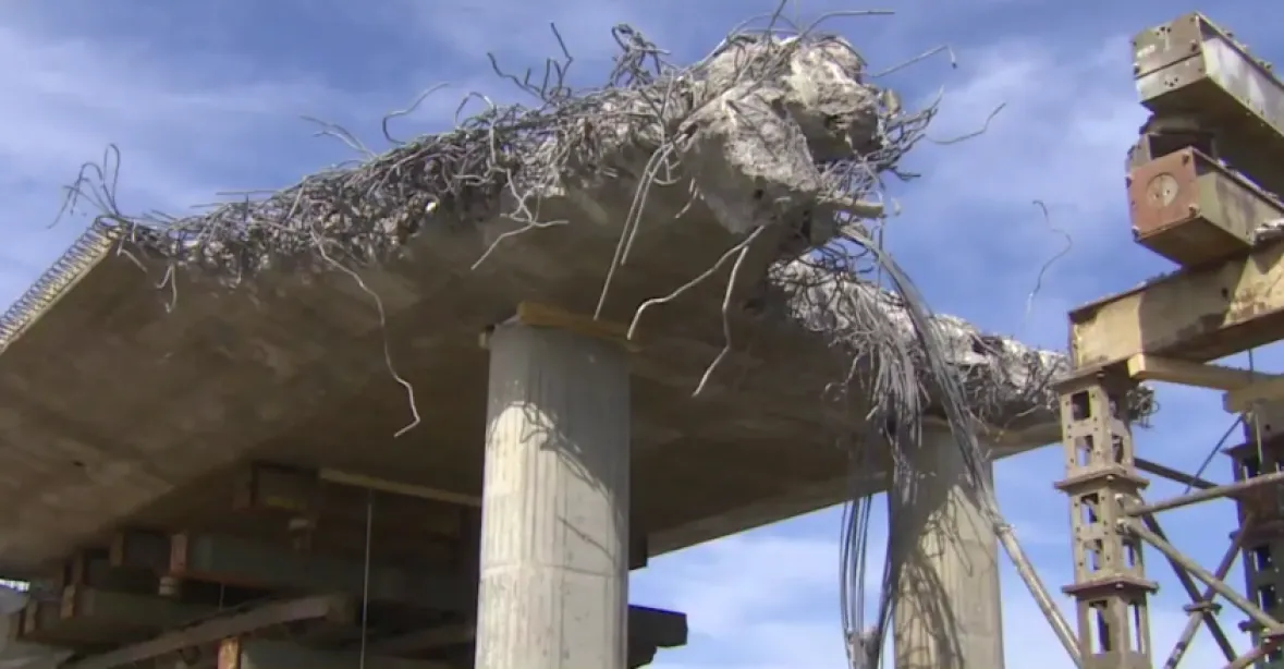 Nekvalitní beton, stavbaři bourají nově postavený dálniční most na D7