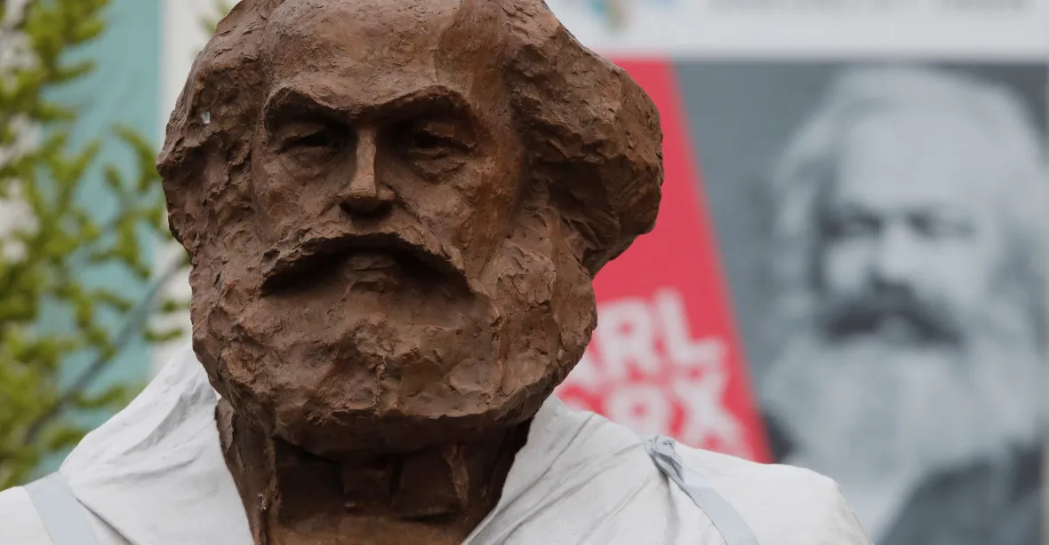 Nad Trevírem se tyčí socha Karla Marxe. Čínský dar Německu