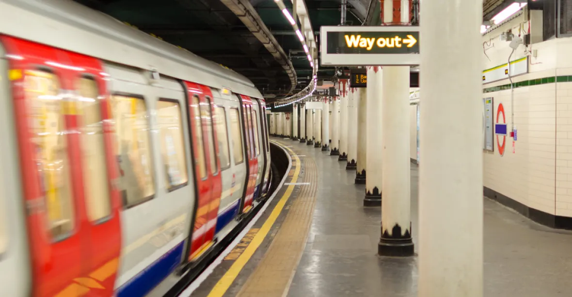 „Jsme v Anglii, mluvte anglicky.“ Útočnicím z londýnského metra vadila španělština