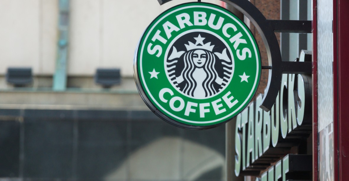 Starbucks se musel omluvit dvojici černochů. Jeho pracovníci na ni poslali policii
