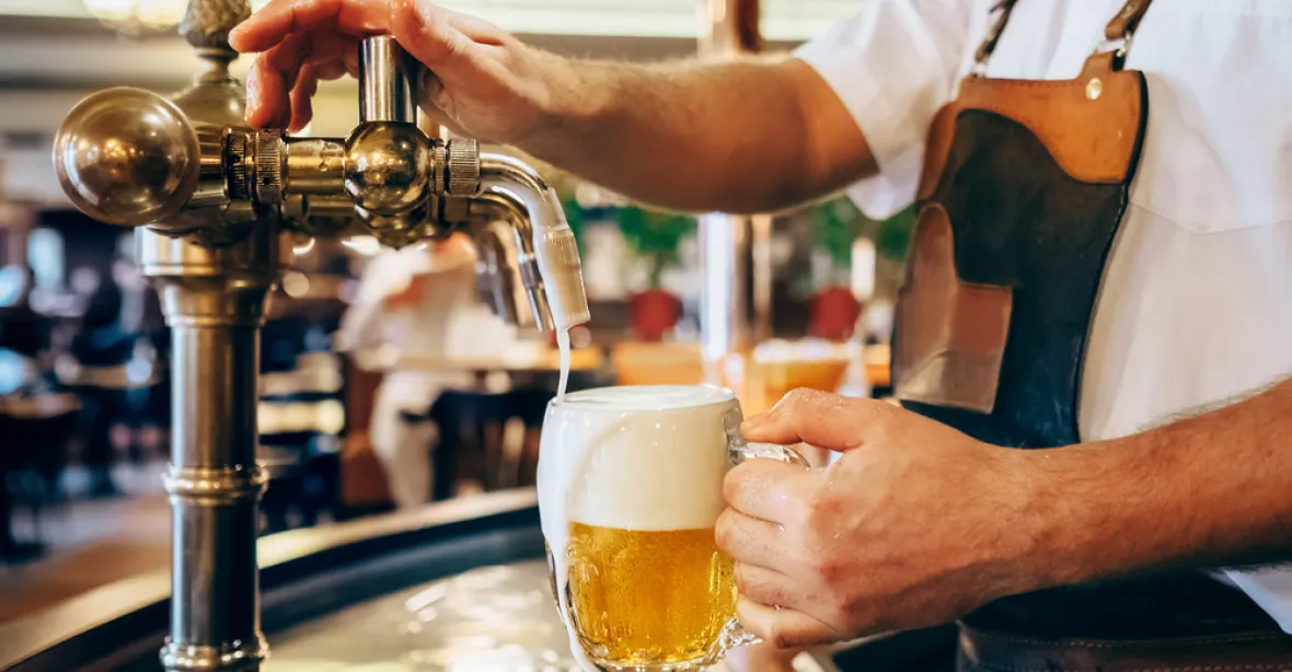 Češi pijí méně piva. Pivovary za tím vidí protikuřácký zákon