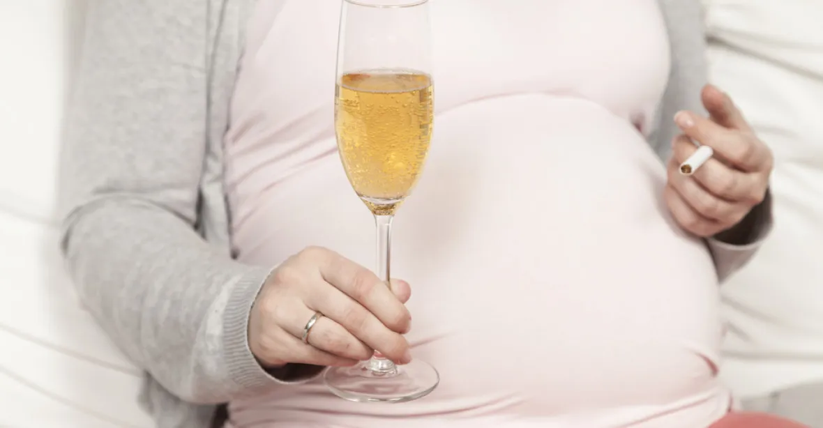Rusko chce trestat těhotné ženy za kouření a alkohol