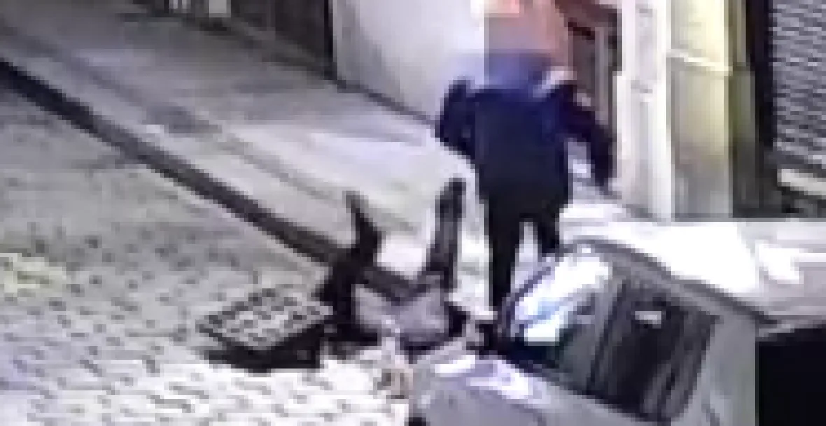 VIDEO: Policisté vytahovali muže z kanálu. Zasekl se, když lovil klíče
