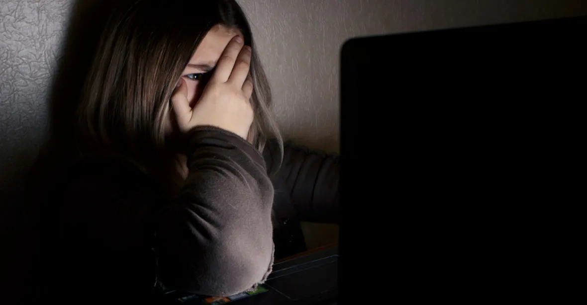 Mladík zneužil přes internet 160 dívek, dostal šest a půl roku vězení