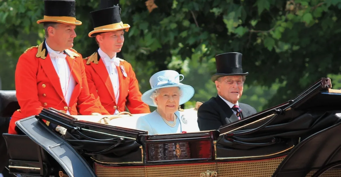Britská královna Alžběta II. slaví 92. narozeniny, Londýnem zněly salvy