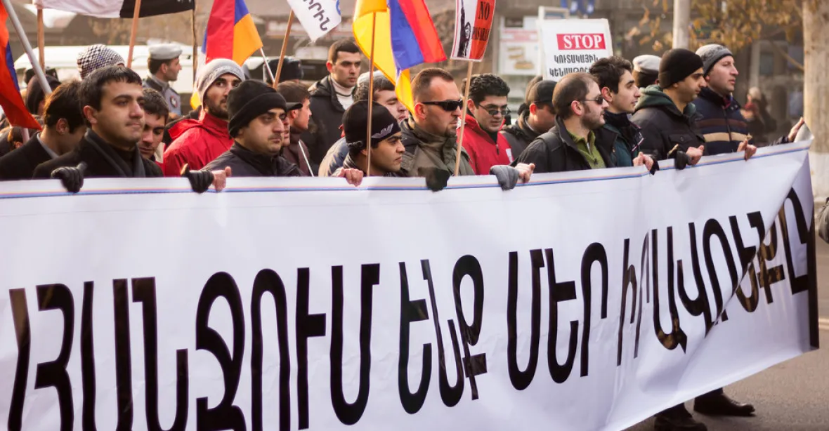 Arménie tvrdě potírá protirežimní protesty. Zatkli i šéfa opozice