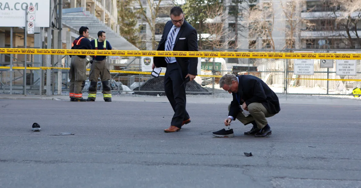 Řidič jel šedesátkou, lidé létali do vzduchu, líčí svědci neštěstí v Torontu
