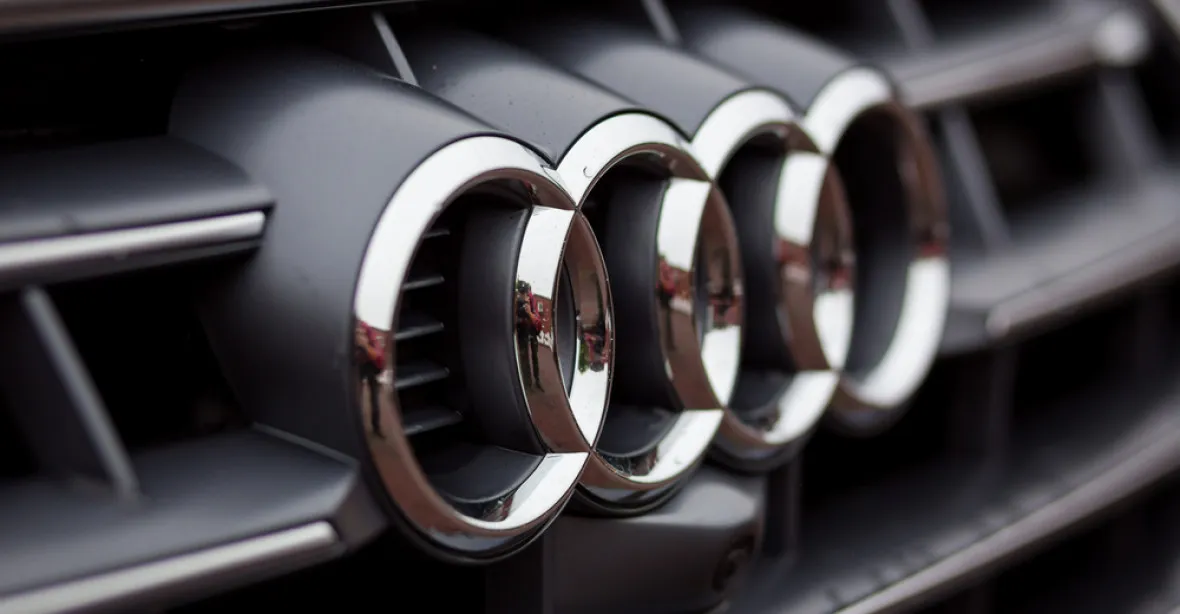 Audi svolává milion vozů. Hrozí jim požár