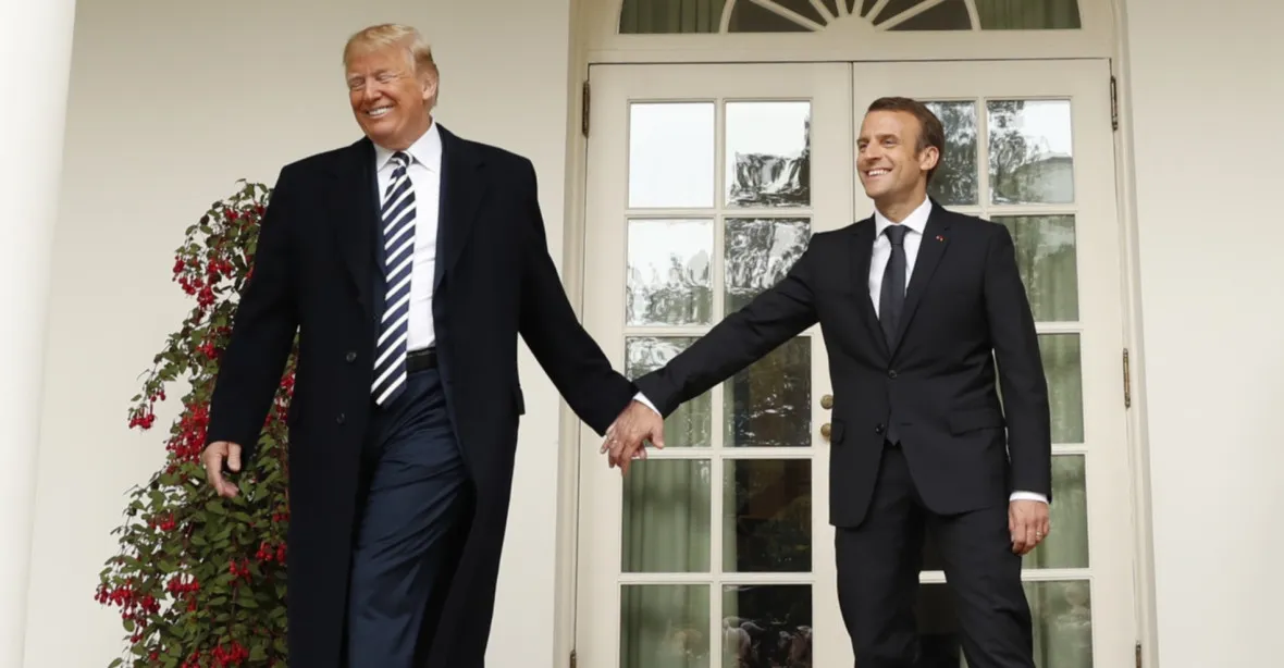Macron přijel za Trumpem. Přátelské poplácání, držení za ruce i nejvyšší pocty