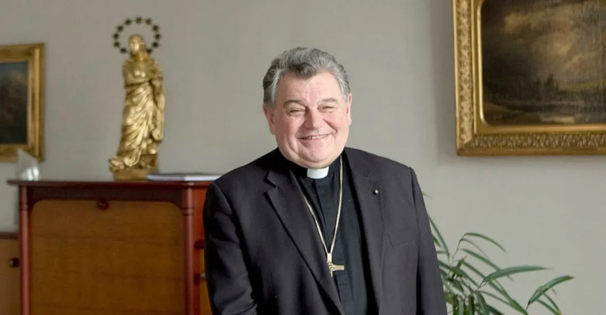 Arcibiskupu Dukovi je dnes 75. Papež má rozhodnout o jeho rezignaci