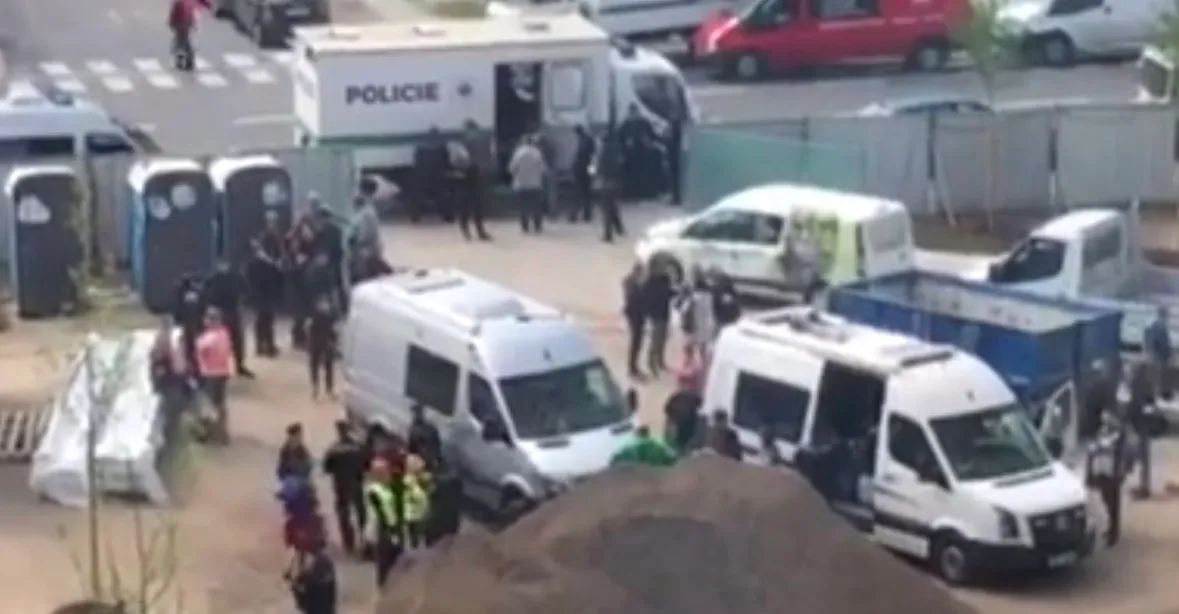 Zátah cizinecké policie na Pankráci. 84 dělníků nemělo pracovní povolení