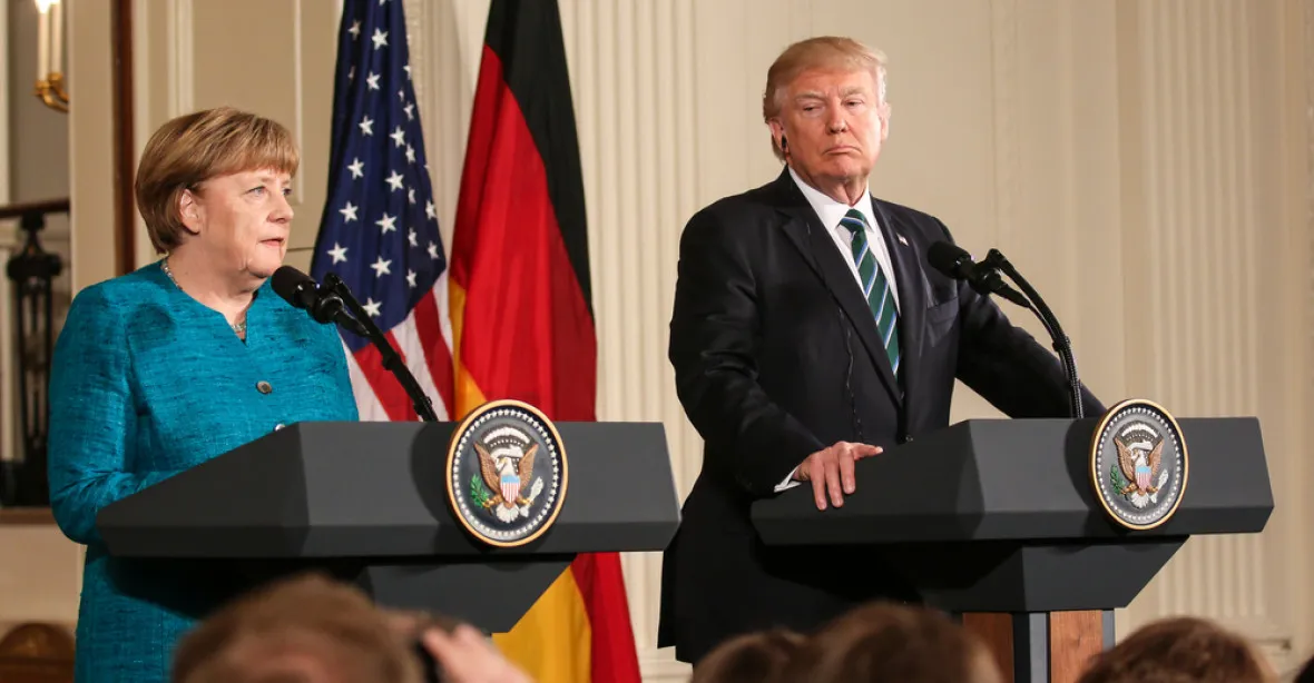 Trump Merkelové: USA jsou v obraně a obchodu s Evropou v nevýhodě