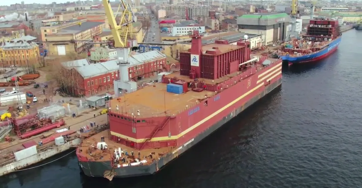 Z Petrohradu vyplula první plovoucí jaderná elektrárna