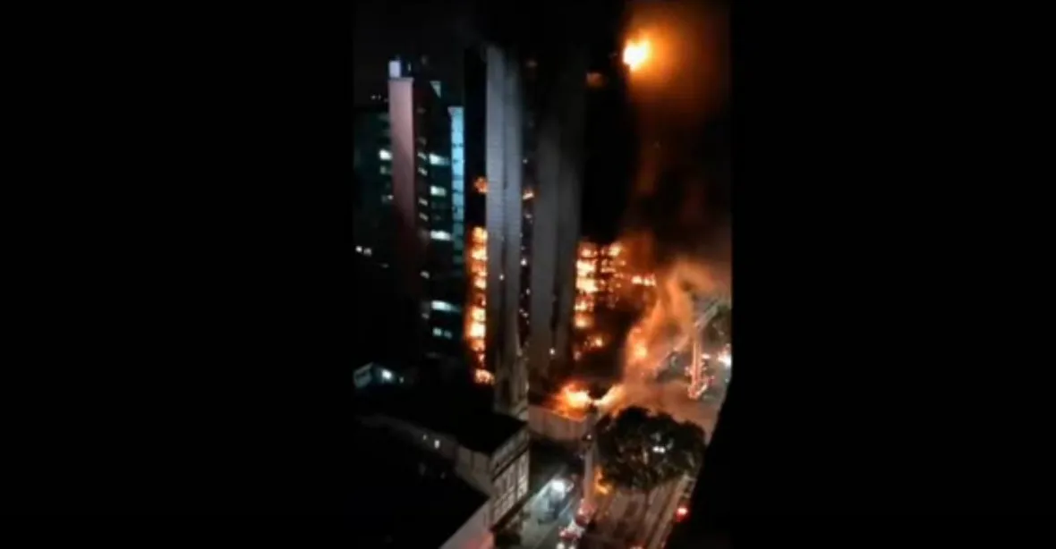 VIDEO: Ohnivé peklo. V Sao Paulu se zřítila hořící 26patrová budova