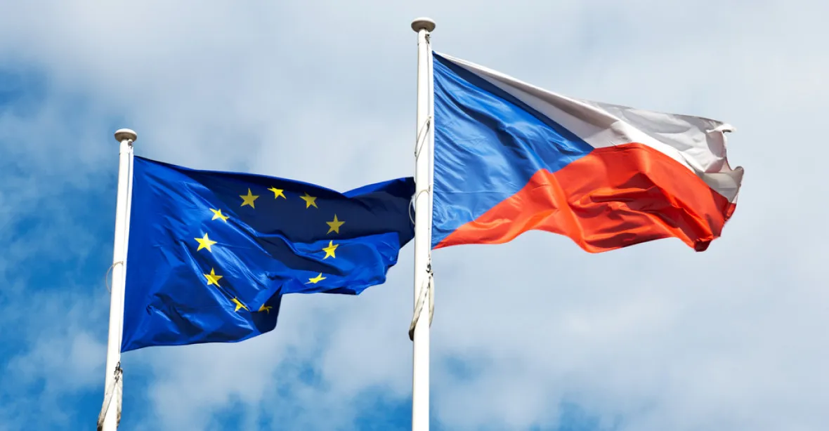 Česko je už 14 let členem EU. Buďme rádi, vzkazují politici na sociálních sítích