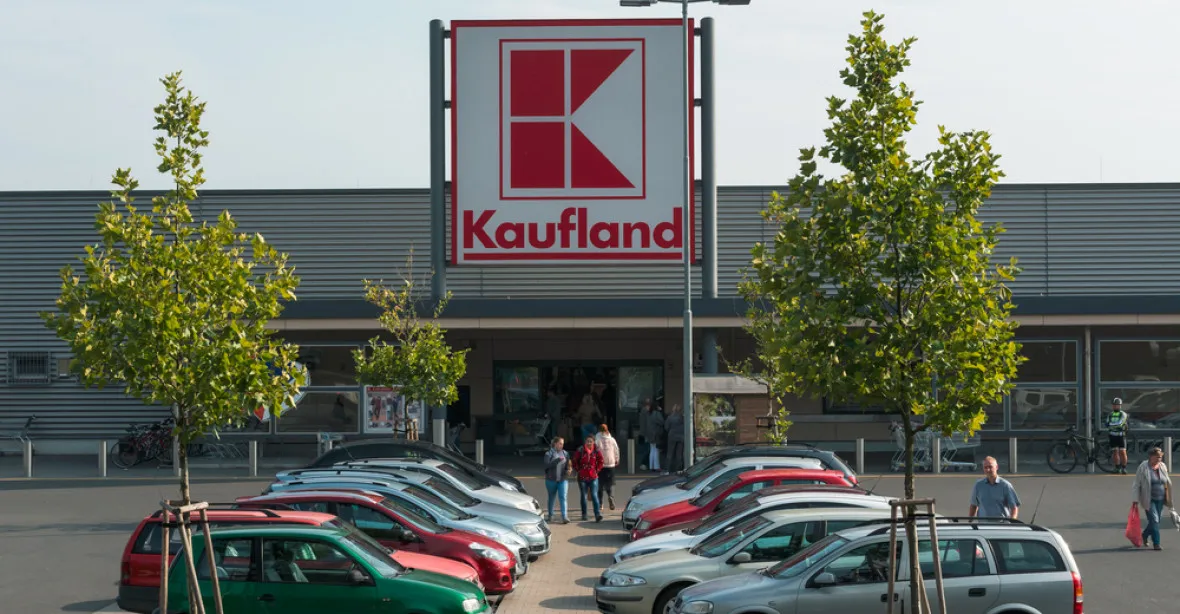 Mzdy zaměstnanců zvýší už i Kaufland. Od června dostanou o 26 procent více