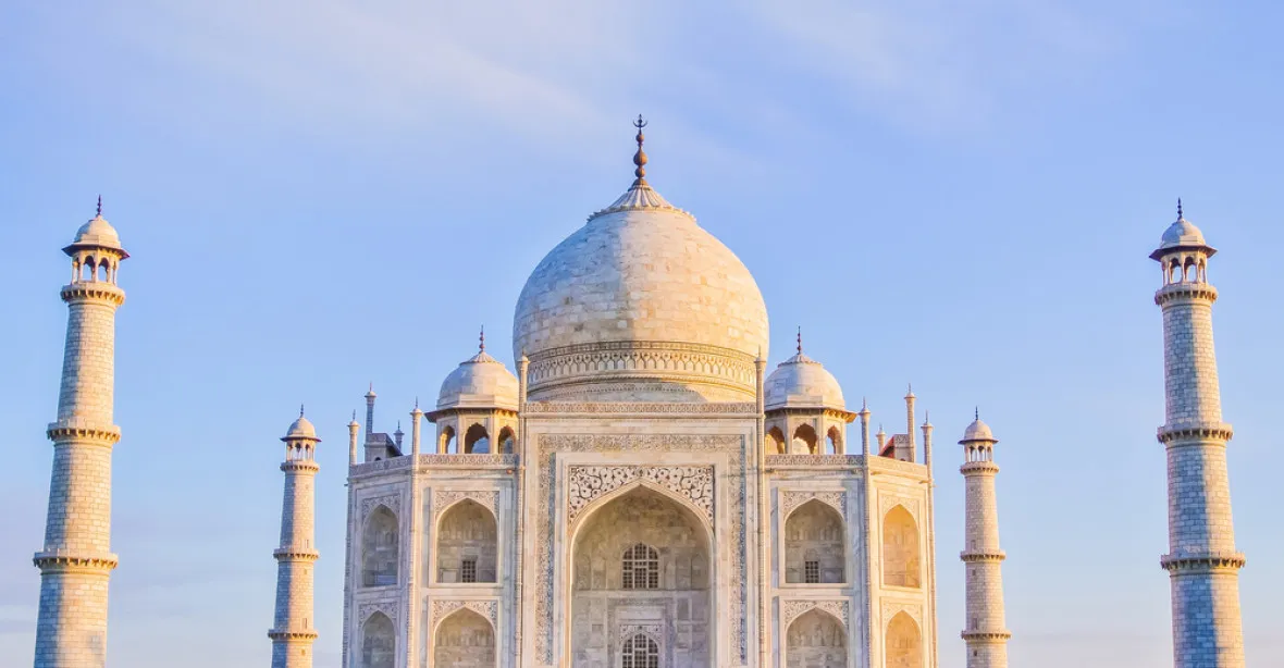 Indie má strach o Tádž Mahal. Bělostný mramor se barví do hnědozelena