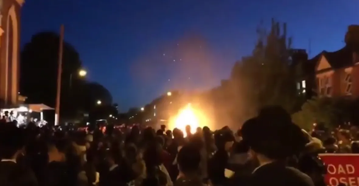 Exploze vatry při oslavách židovského svátku zranila deset lidí