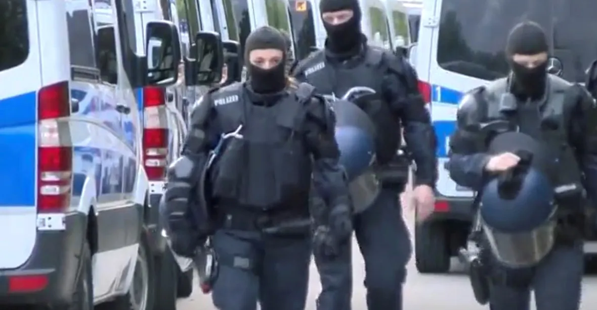 Vzpoura v německém uprchlickém centru. Proti migrantům zasáhly stovky policistů