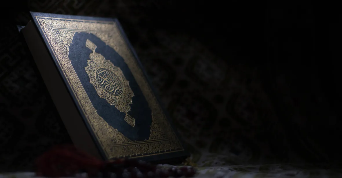 Francouzská výzva k úpravě „násilnického“ Koránu. Mezi signatáři je i Sarkozy