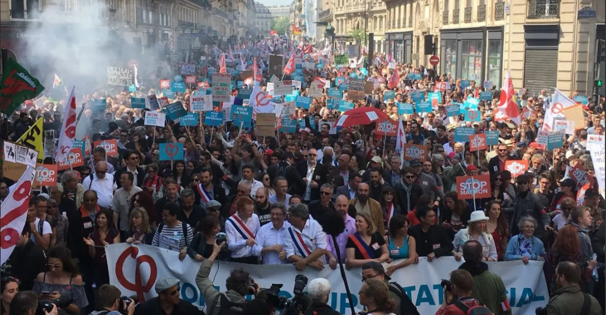 „Stop Macronovi“. Demonstrovat proti prezidentovi přišlo na 40 tisíc lidí