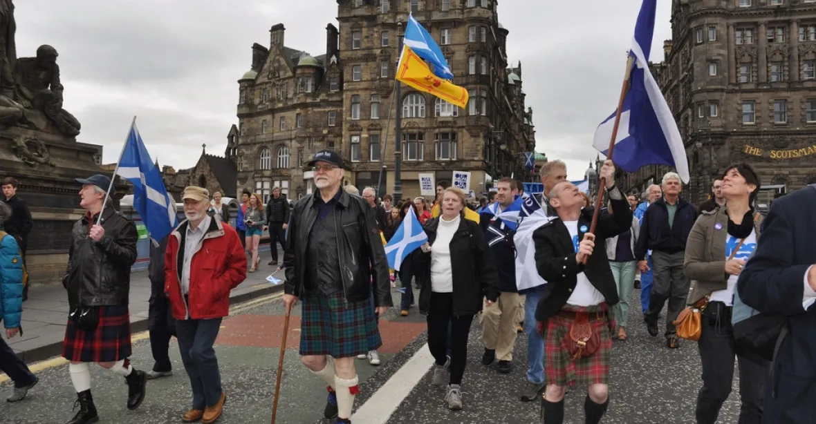 Desetitisíce lidí demonstrovaly za nezávislost Skotska. Někteří měli i katalánské vlajky