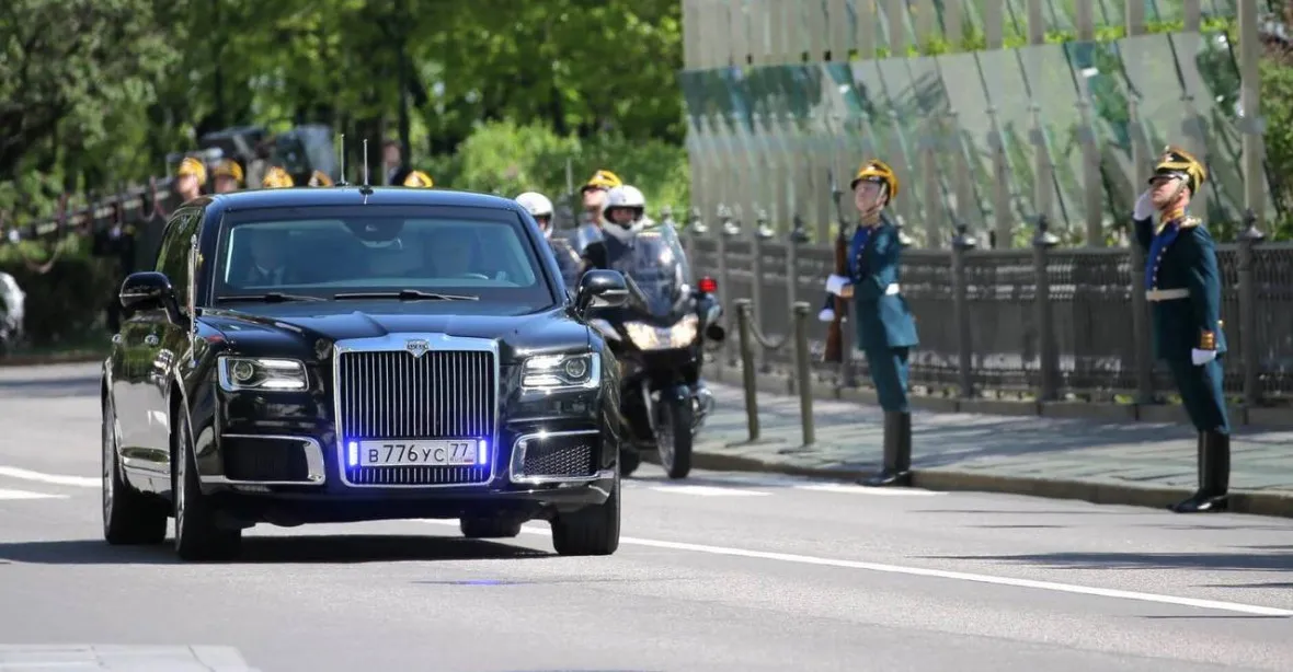 VIDEO: Putin se pochlubil novou limuzínou. Vývoj stál čtyři miliardy, ujel s ní 200 metrů