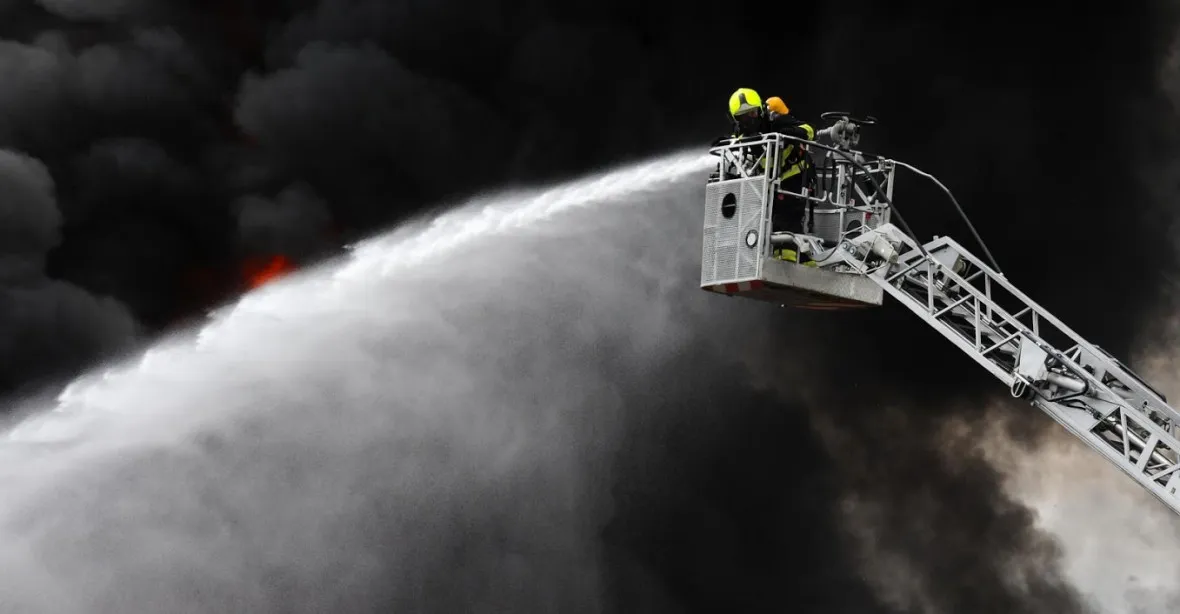 FOTOGALERIE: Podívejte se, jak přes 200 hasičů bojovalo s požárem v Praze