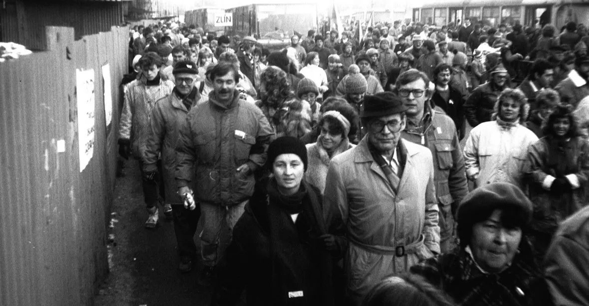 Češi hodnotí kladně Sametovou revoluci, nelíbí se ji srpen 1968