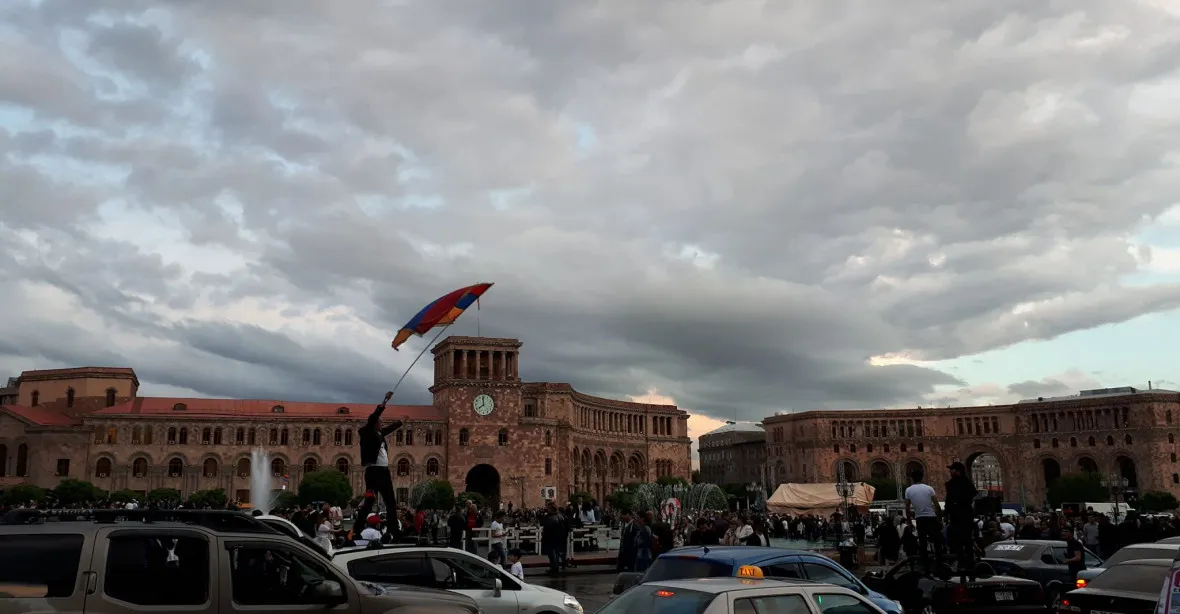 VIDEO: Arméni v ulicích bouřlivě slaví „sametovou revoluci“